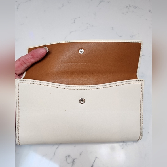 COACH Soft White/Toffee Leather Bi-fold Turnlock Wallet EUC - Picture 13 of 16